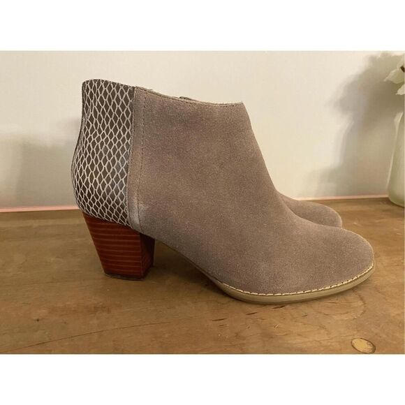 Vionic size 7 Bromley gray/beige suede snakeskin embossed ankle boots shoes - Picture 1 of 7